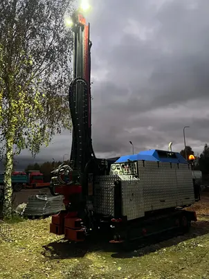 Wiercenie studni głębinowej - sprzęt wiertniczy w terenie